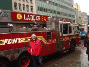 Phil devant camion de pompiers 1